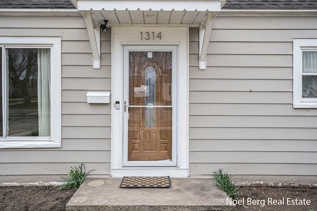 1314 Grant St, Grand Haven, MI 49417 - property entrance featuring a shingled roof