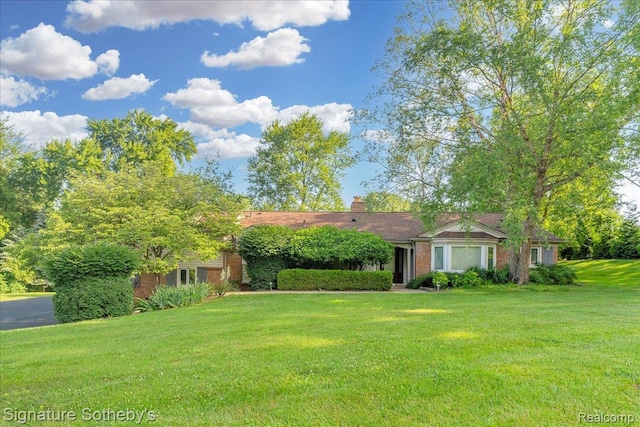 1656 Keller Ln, Bloomfield Hills, MI 48302 - view of front facade featuring a front lawn and brick siding