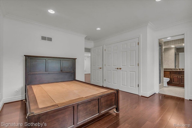 1656 Keller Ln, Bloomfield Hills, MI 48302 - unfurnished bedroom with dark wood-style floors, crown molding, a closet, recessed lighting, and connected bathroom
