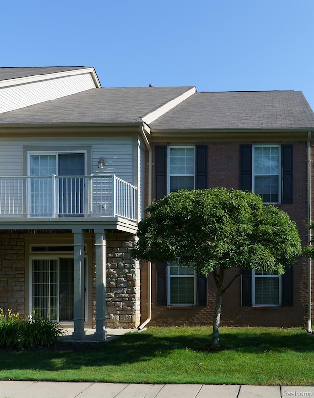 1803 Pinecroft Dr, Canton, MI 48188 - view of property featuring a balcony, a front lawn, and brick siding