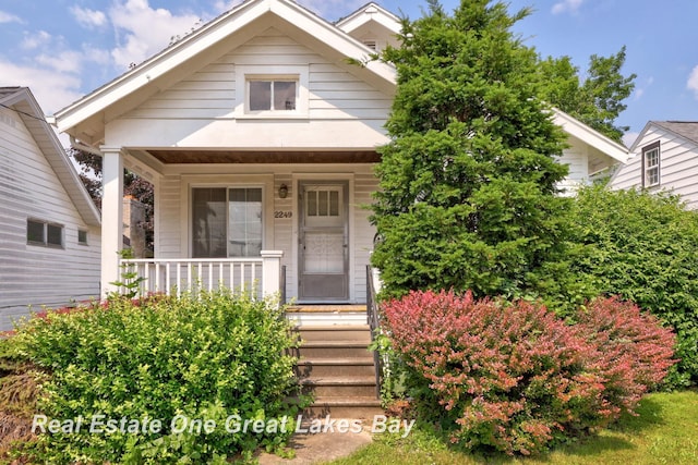 2249 N Clinton St, Saginaw, MI 48602 - view of front facade featuring a porch