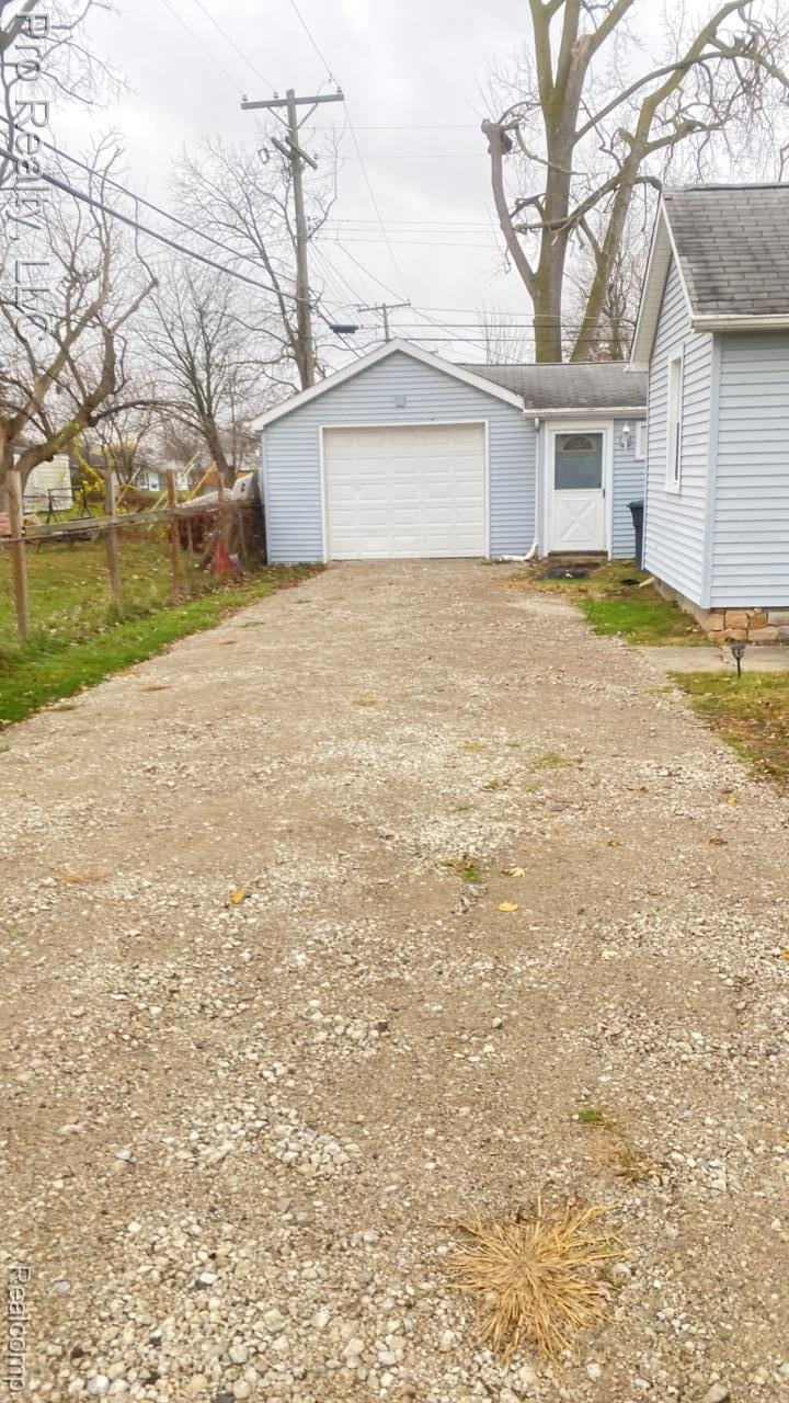 1682 Beatrice St, Westland, MI 48186 - detached garage with driveway