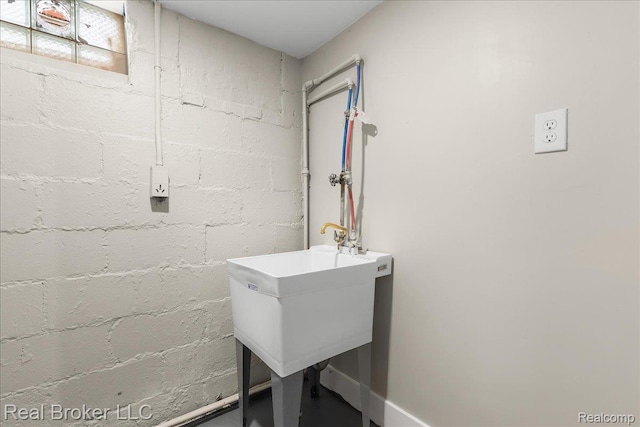 10320 Roxbury St, Detroit, MI 48224 - below grade area with baseboards