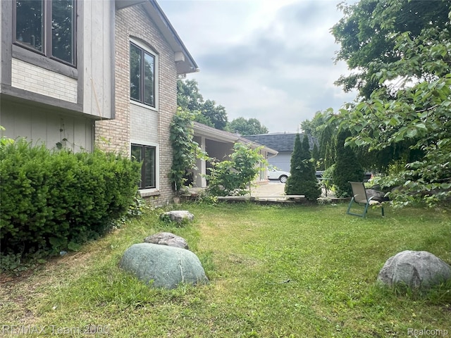 29203 Lake Park Dr, Farmington Hills, MI 48331 - view of green lawn