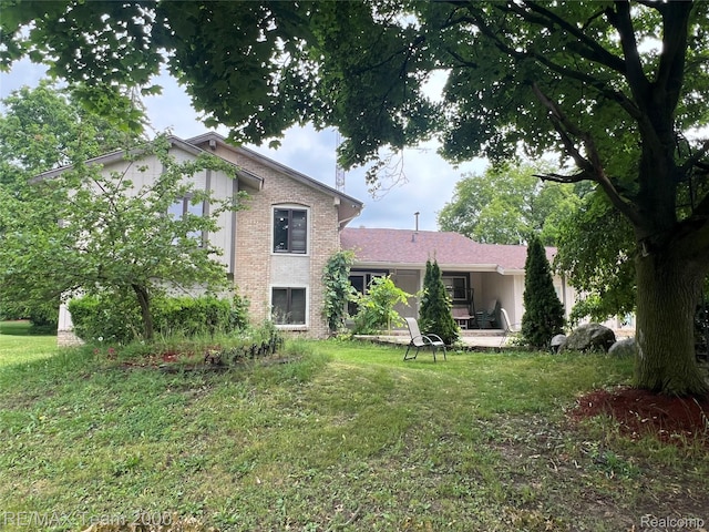 29203 Lake Park Dr, Farmington Hills, MI 48331 - view of front of house with brick siding and a front yard