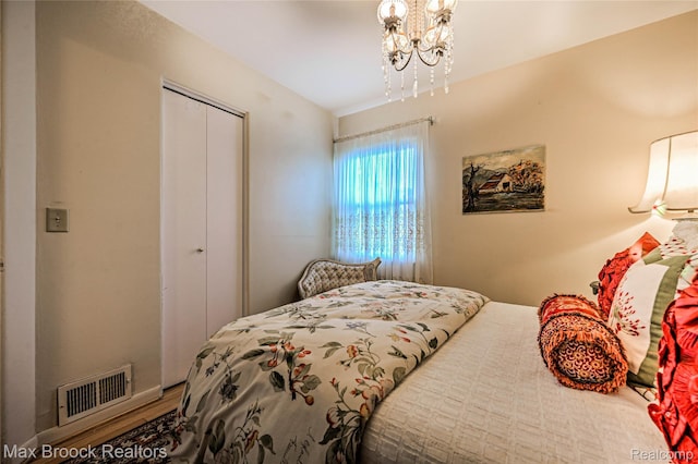 2233 Kohler St, Waterford, MI 48329 - bedroom with a chandelier and a closet