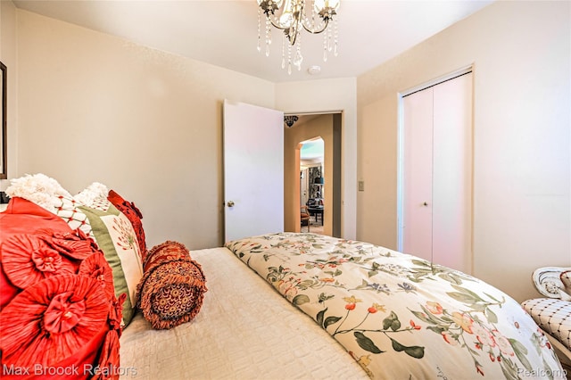 2233 Kohler St, Waterford, MI 48329 - bedroom with a chandelier and a closet