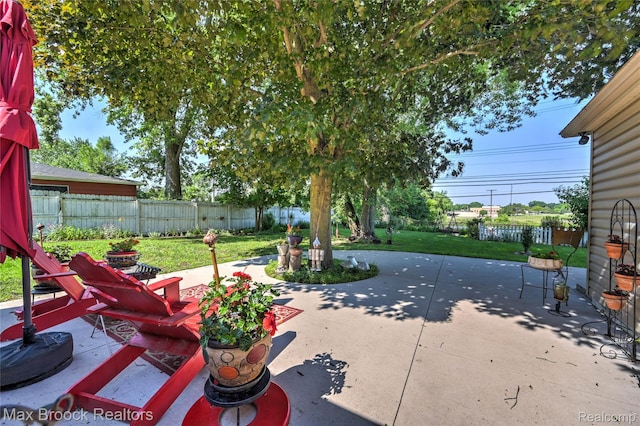 2233 Kohler St, Waterford, MI 48329 - fenced backyard with a patio