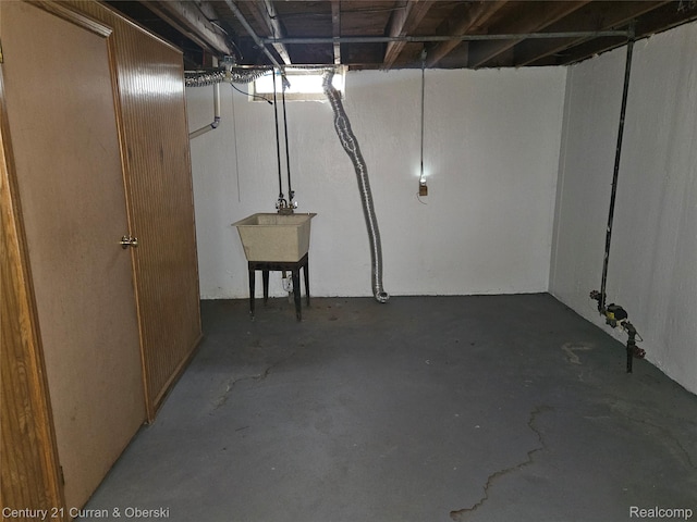 19370 Dequindre St, Detroit, MI 48234 - unfinished below grade area featuring a sink