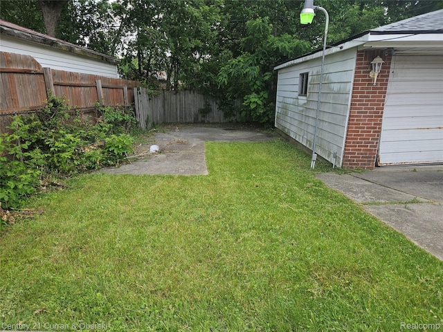 19370 Dequindre St, Detroit, MI 48234 - view of yard featuring a garage