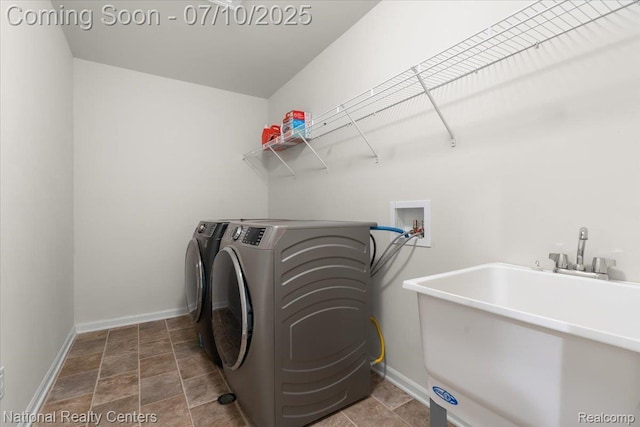 28049 Hummingdale Cir, Novi, MI 48377 - laundry area featuring washing machine and clothes dryer and baseboards