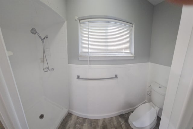 3736 Maryland Ave, Flint, MI 48506 - bathroom featuring tiled shower, wood finished floors, and wainscoting