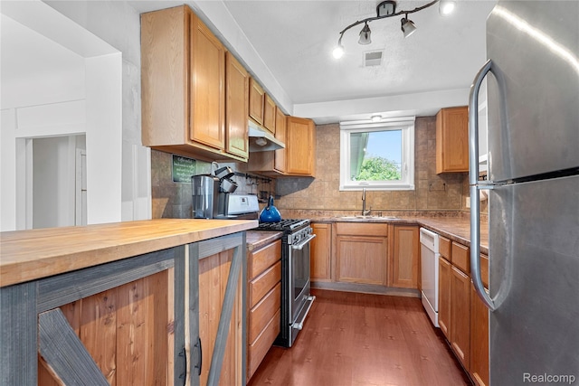 6917 Belton St, Garden City, MI 48135 - kitchen featuring stainless steel appliances, dark wood-type flooring, under cabinet range hood, and decorative backsplash