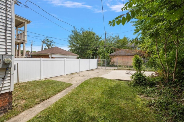 2475 Hazelwood St, Detroit, MI 48206 - fenced backyard featuring a patio area