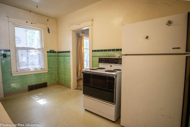892 W Forest Ave, Muskegon, MI 49441 - kitchen featuring white appliances