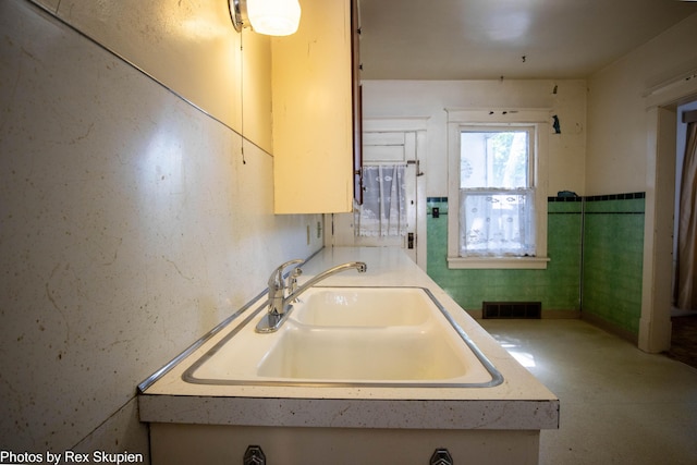 892 W Forest Ave, Muskegon, MI 49441 - kitchen featuring a sink