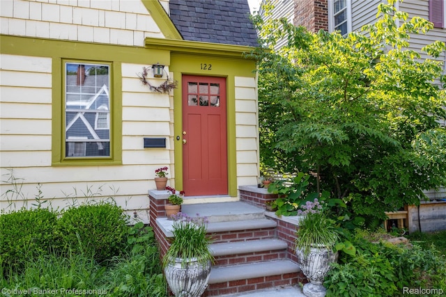 122 Linden Ct, Ypsilanti, MI 48197 - property entrance featuring a shingled roof