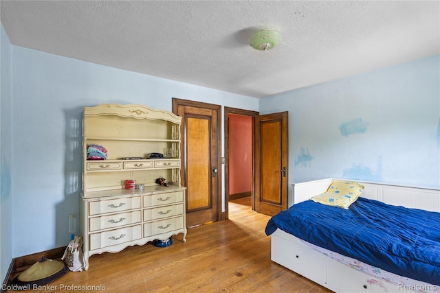 122 Linden Ct, Ypsilanti, MI 48197 - bedroom featuring wood finished floors and a textured ceiling