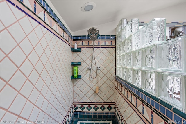 122 Linden Ct, Ypsilanti, MI 48197 - full bathroom featuring a tile shower, tile walls, and lofted ceiling