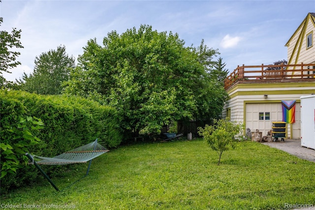 122 Linden Ct, Ypsilanti, MI 48197 - view of green lawn featuring a wooden deck