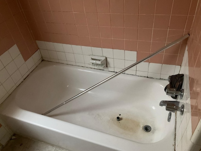 8518 Sussex St, Detroit, MI 48228 - bathroom with a bathtub