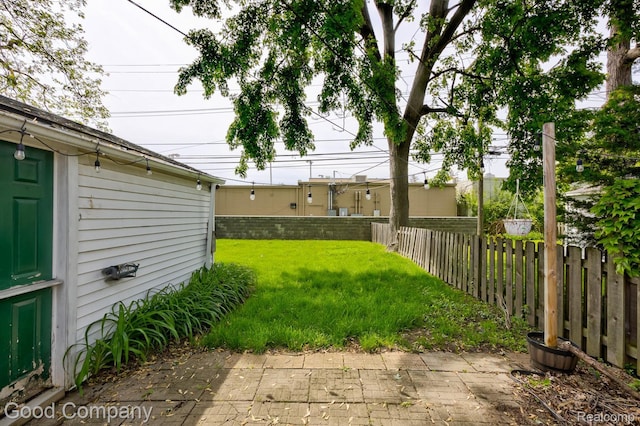 1977 Princeton Rd, Troy, MI 48072 - fenced backyard with a patio area