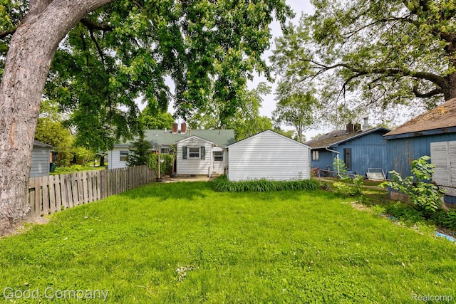 1977 Princeton Rd, Troy, MI 48072 - view of yard
