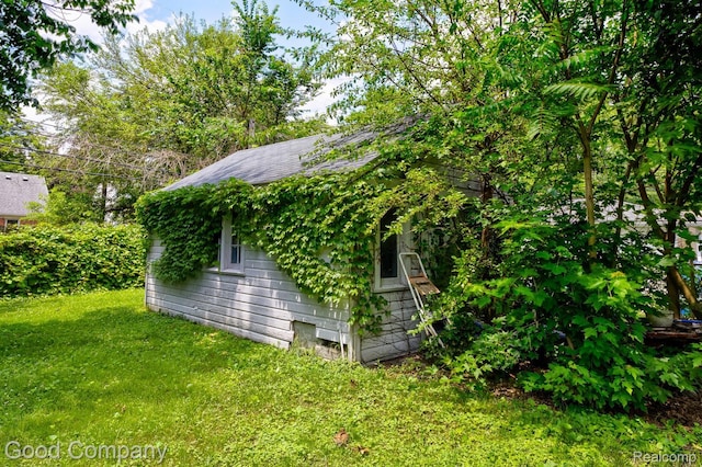 632 S Wilson Ave, Royal Oak, MI 48067 - view of side of home featuring a lawn, an outdoor structure, and roof with shingles