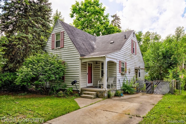 632 S Wilson Ave, Royal Oak, MI 48067 - view of front of home featuring a gate and roof with shingles