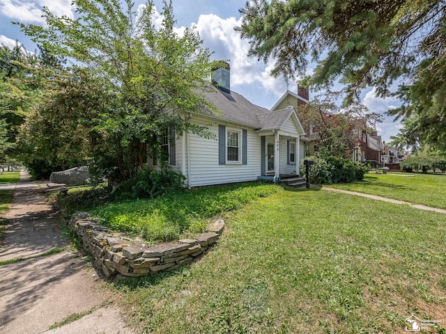476 Borgess Ave, Monroe, MI 48162 - view of front facade with a chimney and a front yard