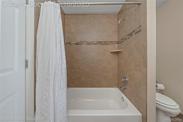 5142 Trailwood Ln, Warren, MI 48092 - full bath featuring toilet and shower / bath combo with shower curtain