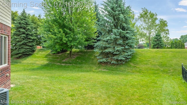 5142 Trailwood Ln, Warren, MI 48092 - view of grassy yard