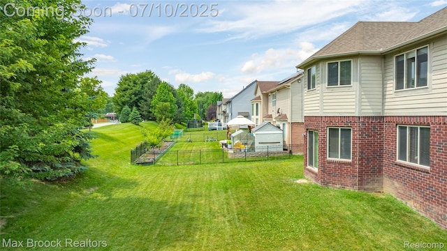 5142 Trailwood Ln, Warren, MI 48092 - view of yard featuring a residential view