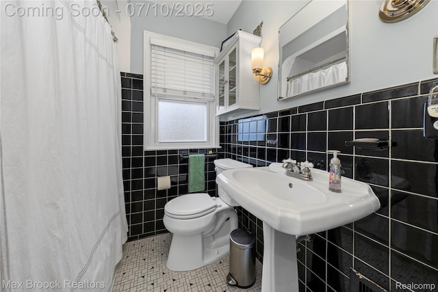 903 Oakridge Ave, Royal Oak, MI 48067 - full bath featuring tile walls, tile patterned flooring, wainscoting, and a shower with shower curtain
