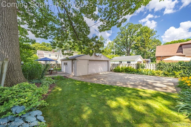 903 Oakridge Ave, Royal Oak, MI 48067 - view of yard with an outdoor structure and a garage