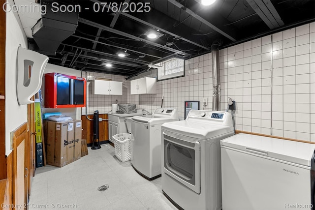 8960 Niver Ave, Allen Park, MI 48101 - washroom featuring independent washer and dryer and light floors