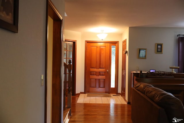 13578 Strasburg Rd, La Salle, MI 48145 - foyer featuring light wood-style floors and baseboards
