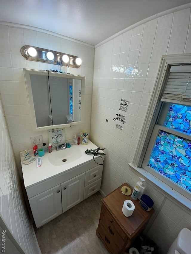 7 E Noble Ave, Monroe, MI 48162 - half bath featuring tile walls and vanity