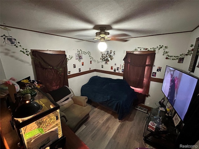 7 E Noble Ave, Monroe, MI 48162 - bedroom with wood finished floors, a textured ceiling, and a ceiling fan