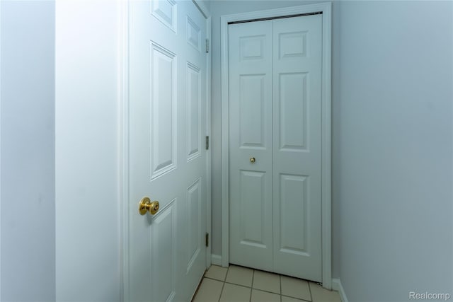 2165 Leighton Dr, Shelby Twp, MI 48317 - entryway featuring light tile patterned flooring and baseboards