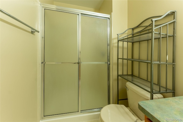2165 Leighton Dr, Shelby Twp, MI 48317 - full bathroom featuring an enclosed shower and vanity