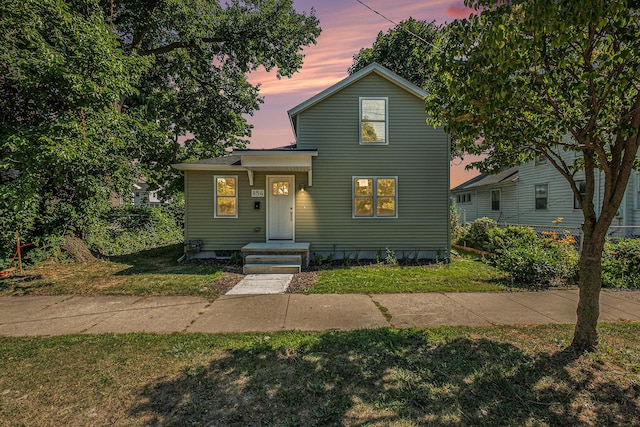 854 First St NW, Grand Rapids, MI 49504 - traditional-style house featuring a yard
