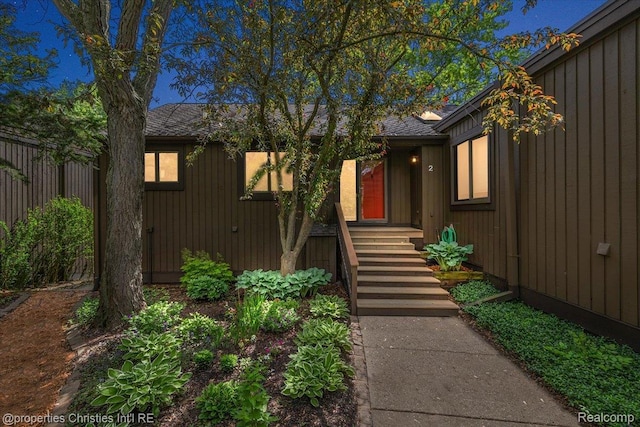 2 Eastbury Ct, Ann Arbor, MI 48105 - entrance to property with a shingled roof