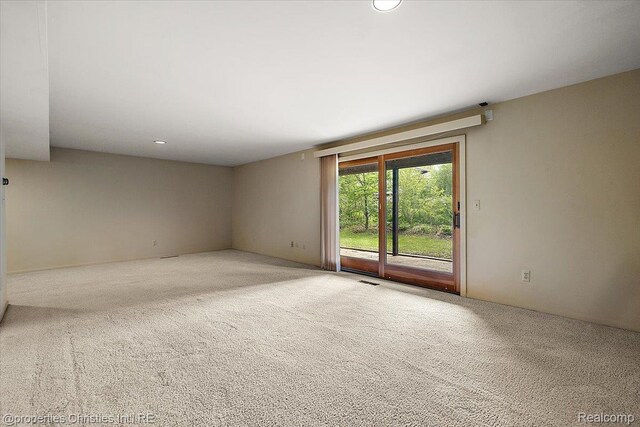 2 Eastbury Ct, Ann Arbor, MI 48105 - carpeted empty room featuring recessed lighting