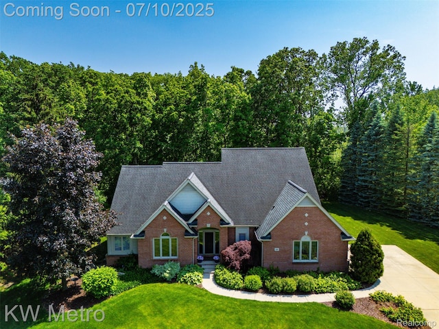 510 Roxbury Dr, Lake Orion, MI 48359 - traditional-style home featuring brick siding and a front lawn