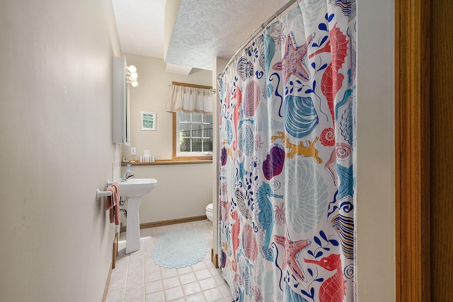 6177 Heathcross Dr, Hudsonville, MI 49426 - full bath featuring tile patterned flooring, a shower with curtain, and a textured ceiling