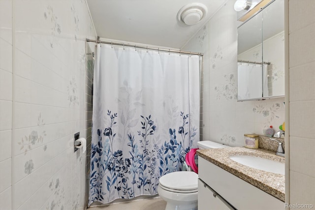 15447 Taft St, Westland, MI 48174 - full bath featuring tile walls, vanity, and curtained shower