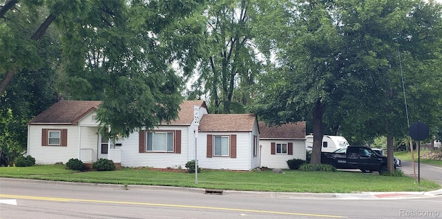 507 Main St, Fenton, MI 48430 - view of front facade with a front yard and roof with shingles