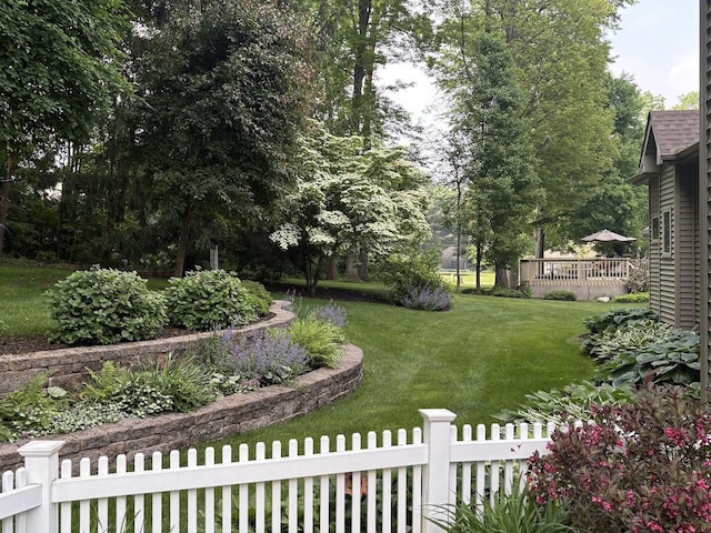 106 Kingsbury Ct, Battle Creek, MI 49015 - view of yard with a deck