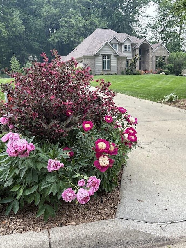 106 Kingsbury Ct, Battle Creek, MI 49015 - view of front of home with a front lawn